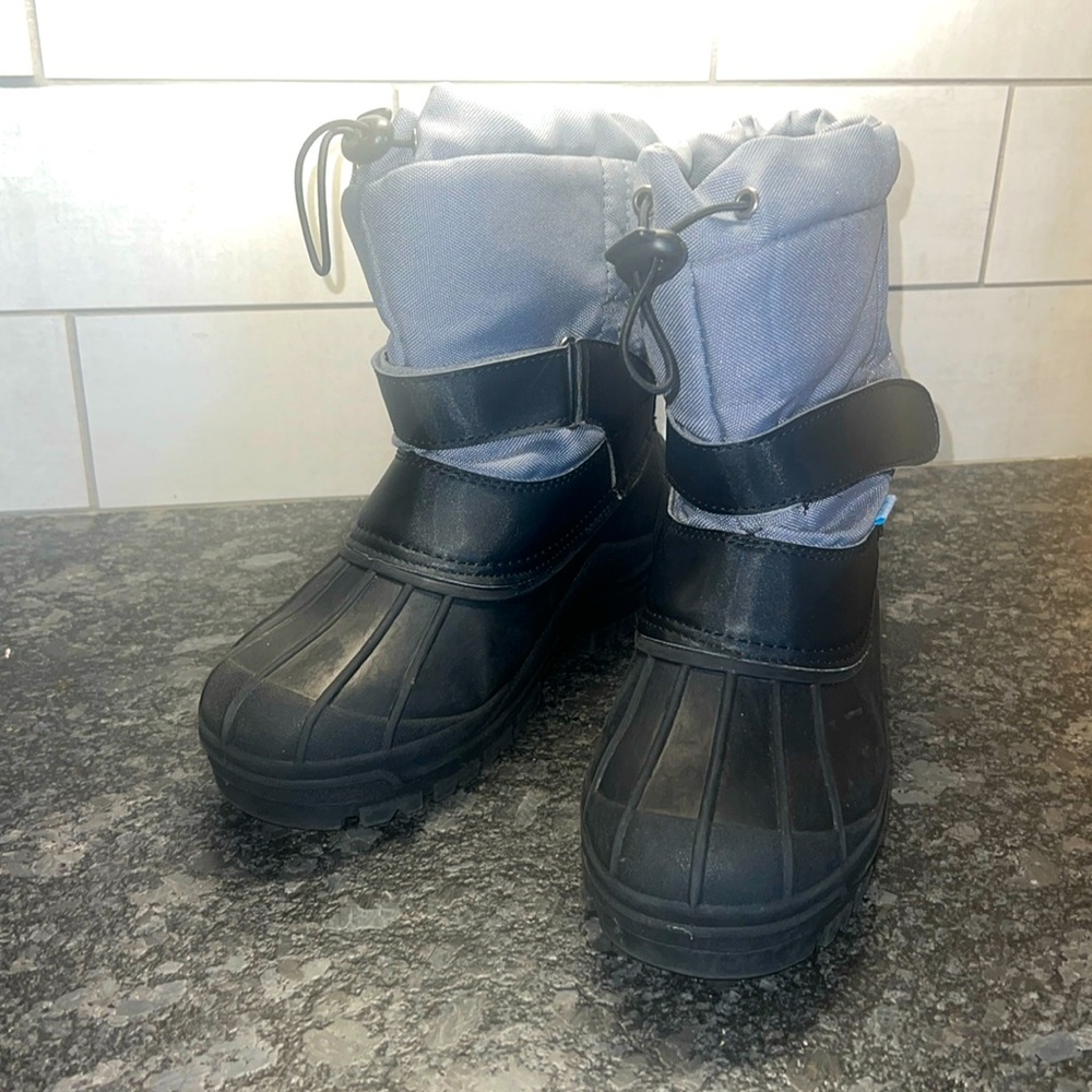 Size 4 boys Zoogs winter/snow boot in like new condition. Maybe worn once